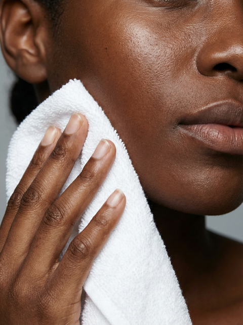 Detergi e asciuga la pelle