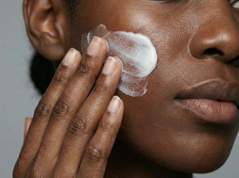 Massaggia delicatamente